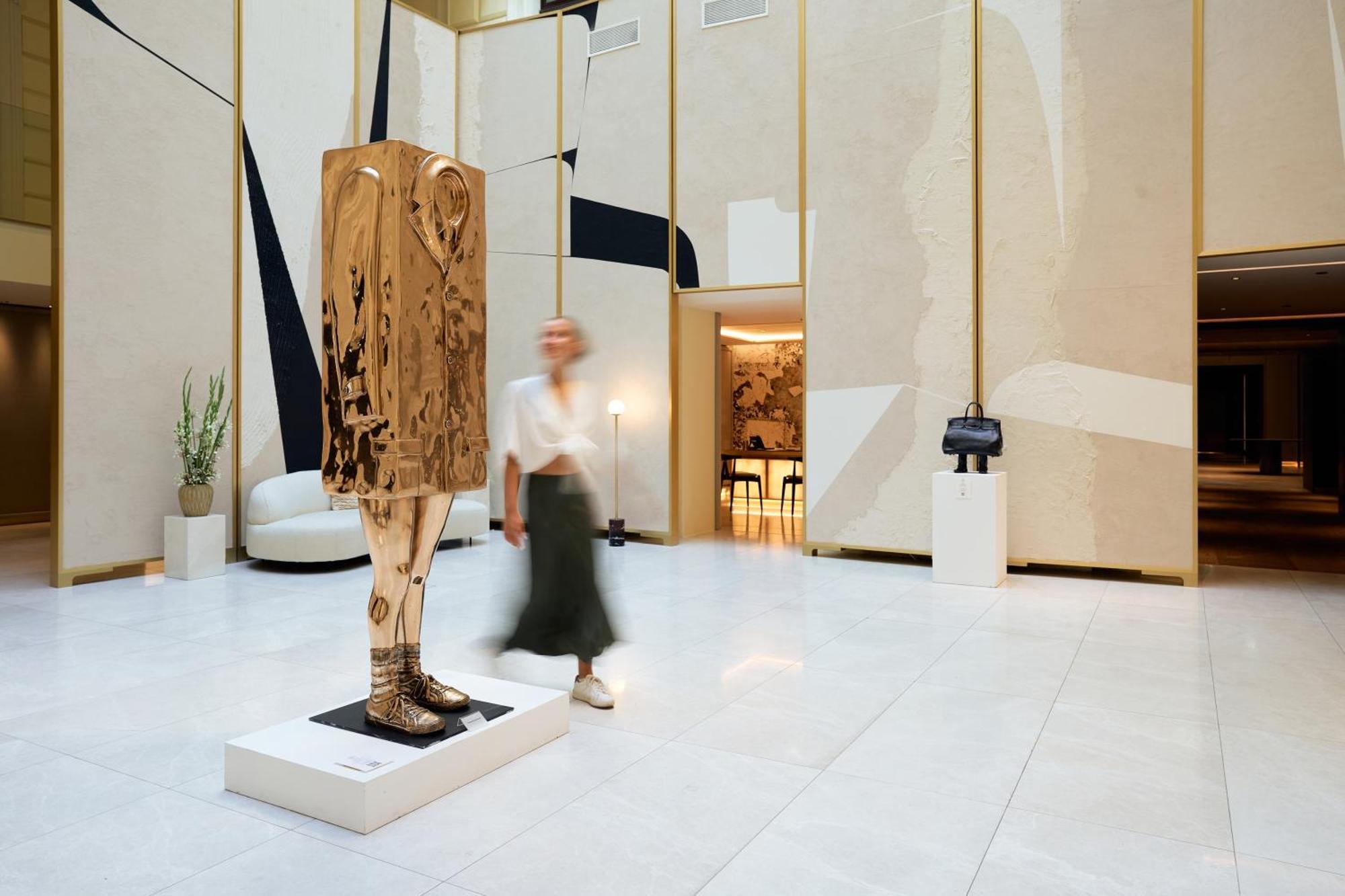 Almanac Palais Vienna酒店 外观 照片 The sculpture in the lobby of the Four Seasons Hotel, London